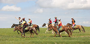 A group of 2018 riders travel in a herd across the steppe. © Gobi Desert Cup