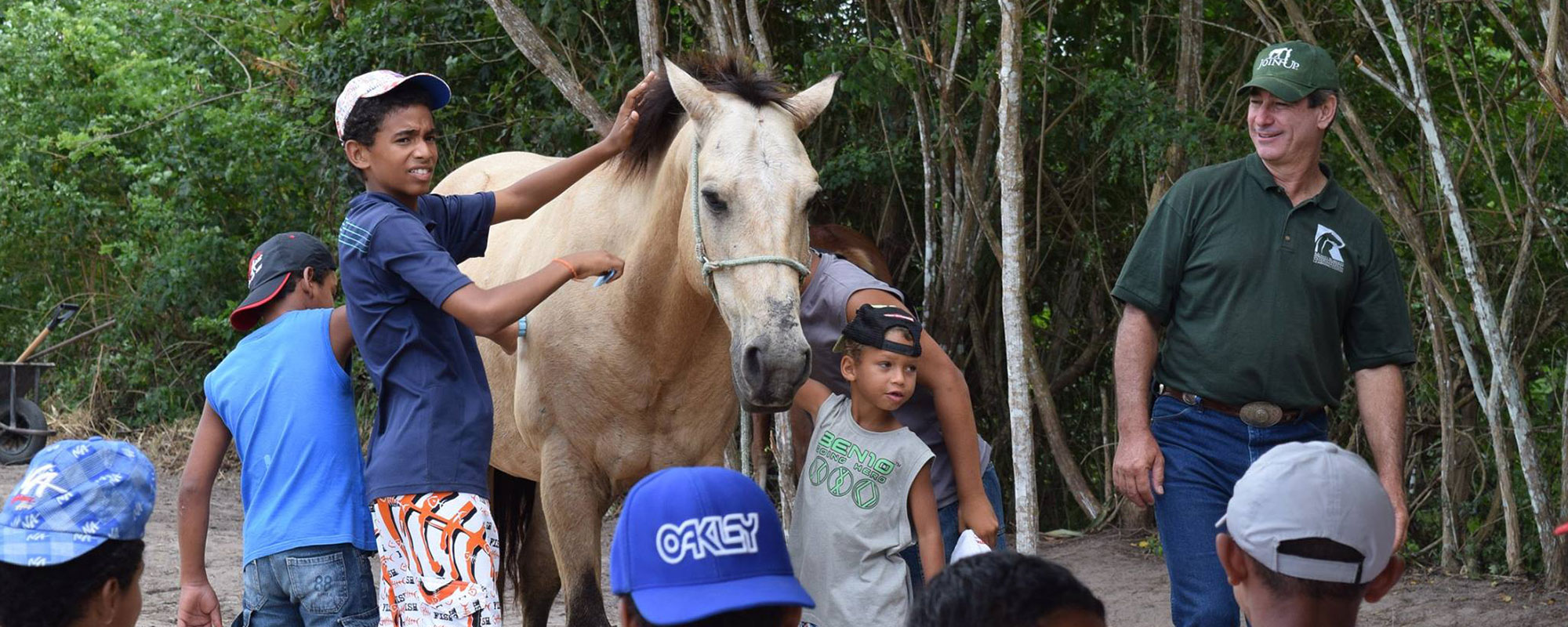 Miguel Lupiano works with a group of youths in his Galope da Esperança program. Photo by Sonia Lages.